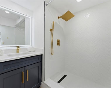 3917 E Eden Roc Circle - Photo Thumbnail 36