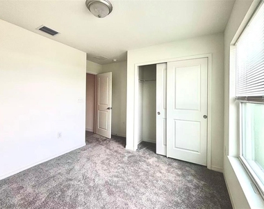 1028 Mattie Pointe Way - Photo Thumbnail 23