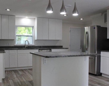 4017 Nw 36th Terrace - Photo Thumbnail 3