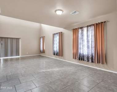 12400 Chamberlain Drive - Photo Thumbnail 3