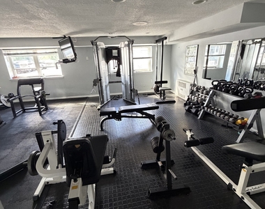 893 Farmington Avenue - Photo Thumbnail 24