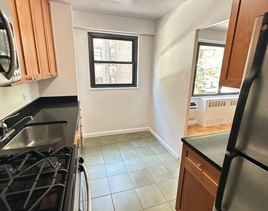 350 West 51st Street - Photo Thumbnail 2