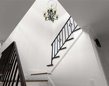 212 Kings Row - Photo Thumbnail 13