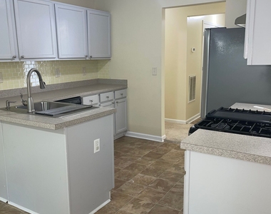 206 Goldleaf Drive - Photo Thumbnail 5