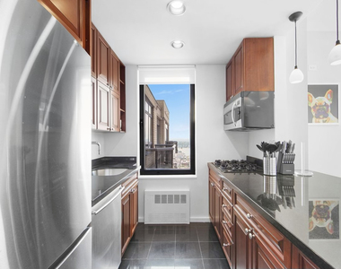 West 48th Street - Photo Thumbnail 6