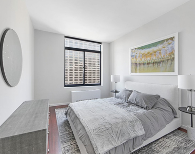West 48th Street - Photo Thumbnail 7