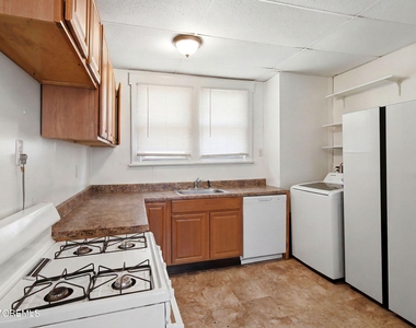 275 Laurence Parkway - Photo Thumbnail 2