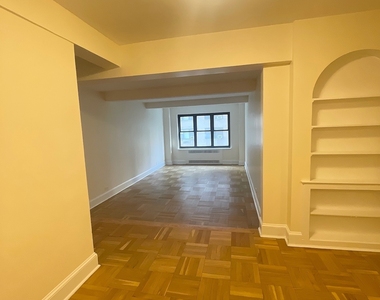 East 56 Street - Photo Thumbnail 3
