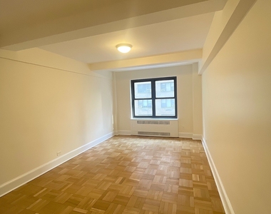 East 56 Street - Photo Thumbnail 4