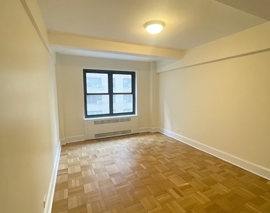 East 56 Street - Photo Thumbnail 5