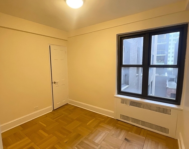 East 56 Street - Photo Thumbnail 7