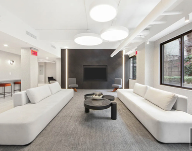 East 51st Street - Photo Thumbnail 9