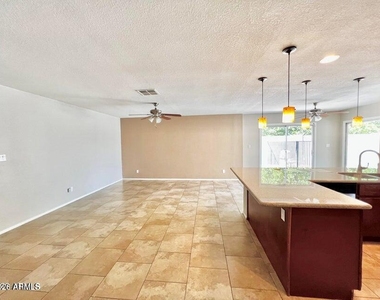 15601 N 51st Place - Photo Thumbnail 10