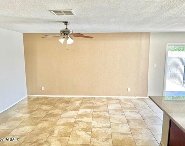 15601 N 51st Place - Photo Thumbnail 6
