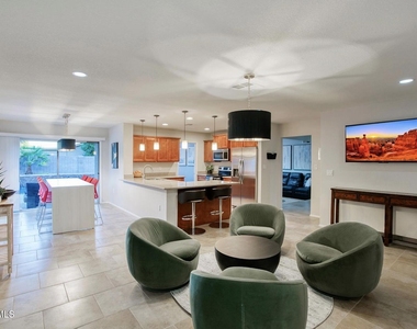 15601 N 51st Place - Photo Thumbnail 11