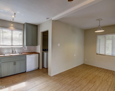 7023 N 11th Place - Photo Thumbnail 6