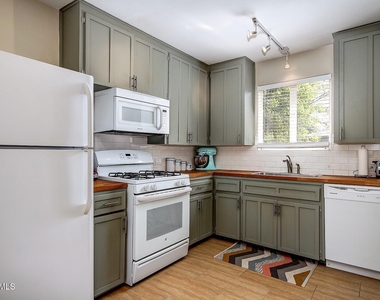 7023 N 11th Place - Photo Thumbnail 3