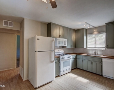 7023 N 11th Place - Photo Thumbnail 4