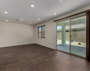 20396 W Brittlewood Avenue - Photo Thumbnail 4