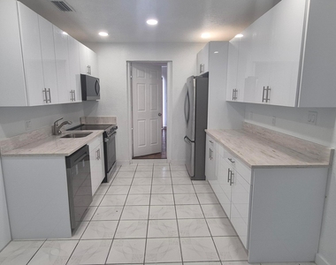 432 Forest Hill Boulevard - Photo Thumbnail 11