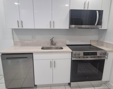 432 Forest Hill Boulevard - Photo Thumbnail 13