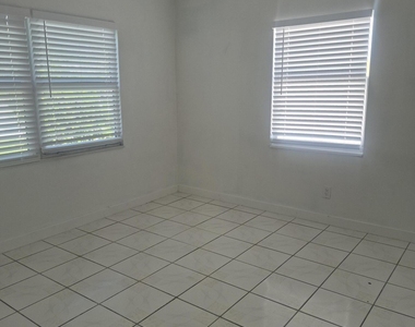 432 Forest Hill Boulevard - Photo Thumbnail 4