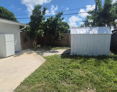 432 Forest Hill Boulevard - Photo Thumbnail 18