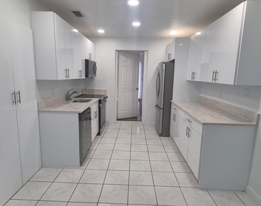 432 Forest Hill Boulevard - Photo Thumbnail 12