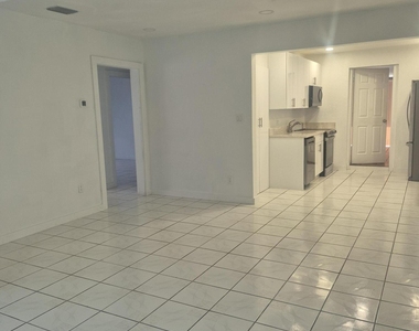 432 Forest Hill Boulevard - Photo Thumbnail 3