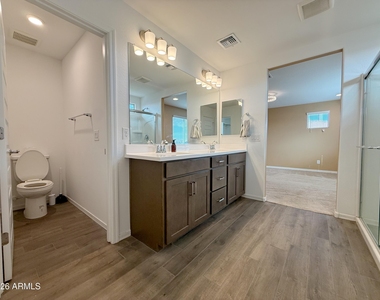 16759 W Canterbury Drive - Photo Thumbnail 44