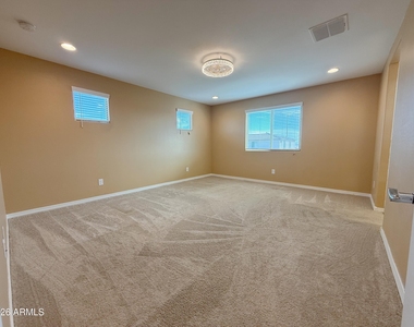 16759 W Canterbury Drive - Photo Thumbnail 39