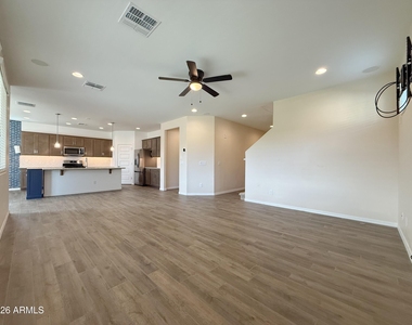 16759 W Canterbury Drive - Photo Thumbnail 7