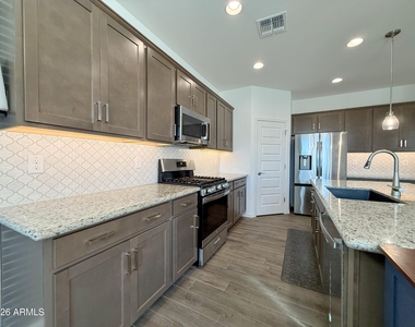 16759 W Canterbury Drive - Photo Thumbnail 11