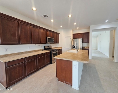 264 W Tahiti Drive - Photo Thumbnail 4