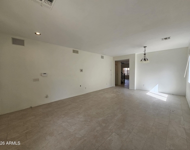 264 W Tahiti Drive - Photo Thumbnail 9