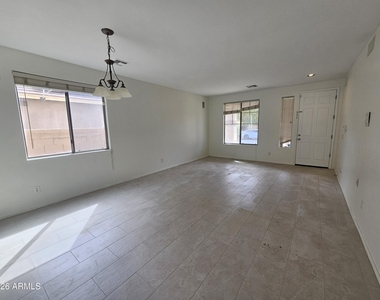 264 W Tahiti Drive - Photo Thumbnail 10