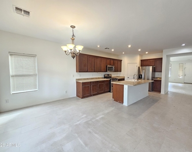 264 W Tahiti Drive - Photo Thumbnail 5
