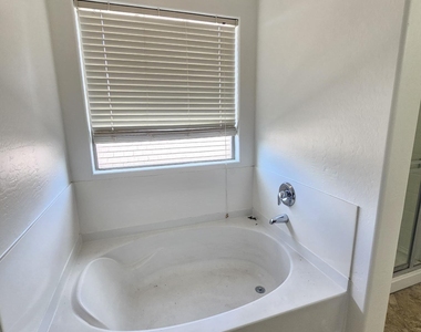 264 W Tahiti Drive - Photo Thumbnail 23