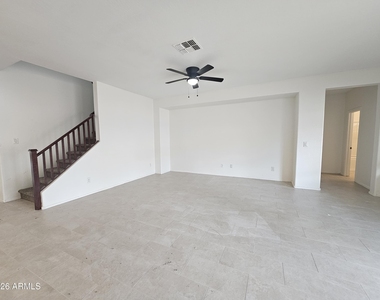 264 W Tahiti Drive - Photo Thumbnail 7
