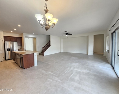 264 W Tahiti Drive - Photo Thumbnail 6