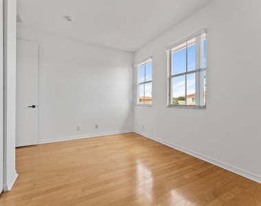 156 Isle Verde Way - Photo Thumbnail 31