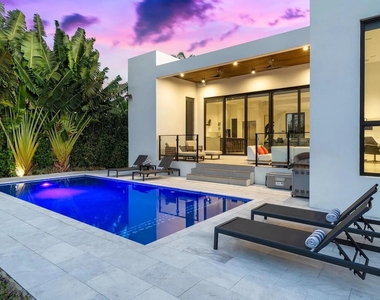 1905 N Hibiscus Drive - Photo Thumbnail 4