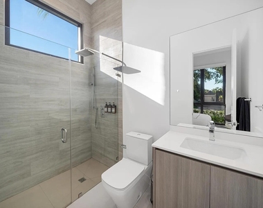 1905 N Hibiscus Drive - Photo Thumbnail 33