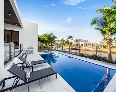 1905 N Hibiscus Drive - Photo Thumbnail 2