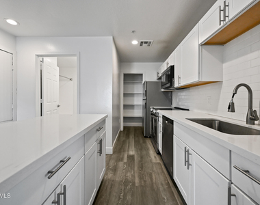 3065 N 67th Avenue - Photo Thumbnail 9
