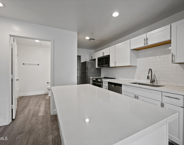 3065 N 67th Avenue - Photo Thumbnail 8