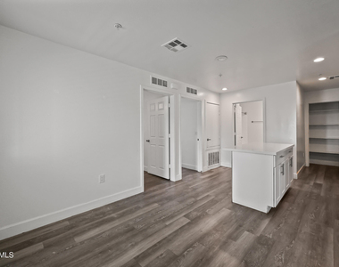 3065 N 67th Avenue - Photo Thumbnail 6