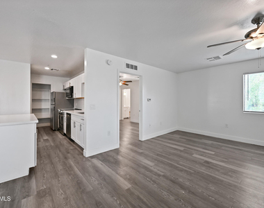 3065 N 67th Avenue - Photo Thumbnail 2