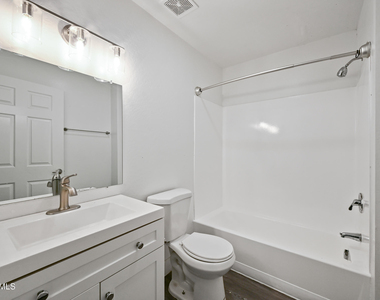 3065 N 67th Avenue - Photo Thumbnail 15