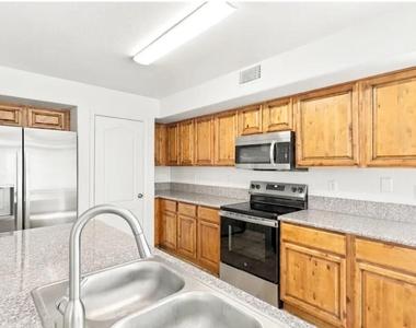 15439 W Cottonwood Circle - Photo Thumbnail 7